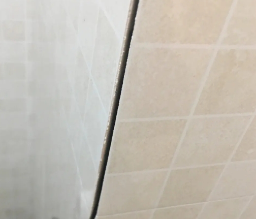 长岭瓷砖空鼓维修公司分享阳台瓷砖脱落的修复过程可以分为以下几个步骤