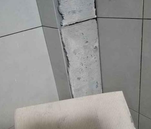 长岭瓷砖空鼓维修公司分享下厨房瓷砖脱落的补救措施。
